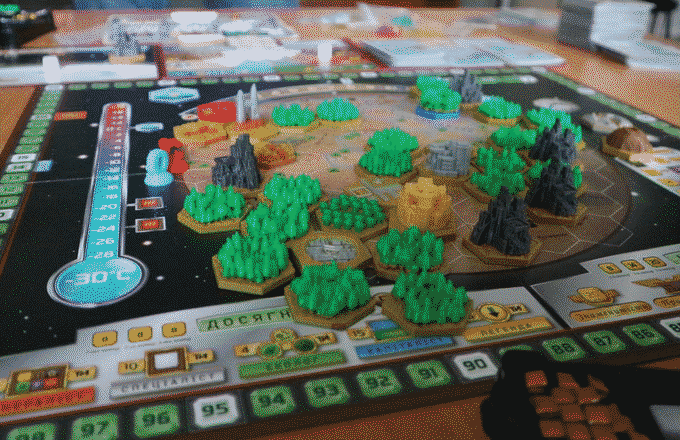 Зображення: Основне поле гри Тераформування Марсу з надрукованими на 3D-принтері елементами гри.