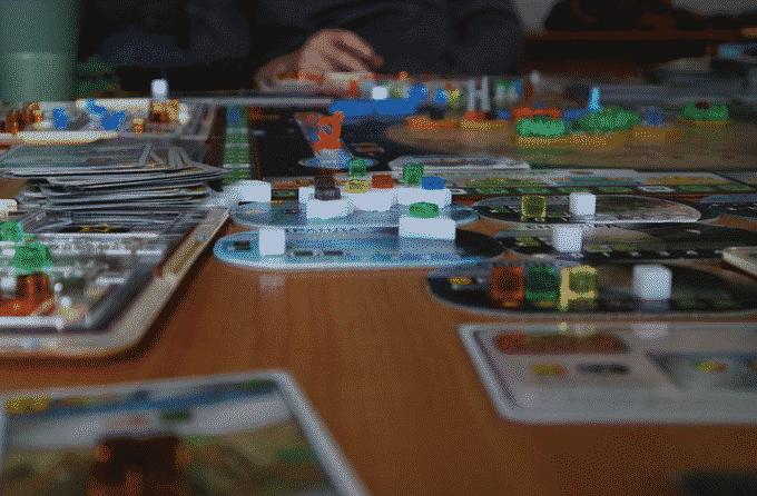 Зображення: Різноколірні кубики на ігрових планшетах.