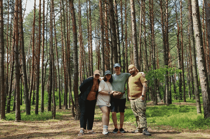 Фотографія: Задоволена кумпанія після того як зібрали речі.